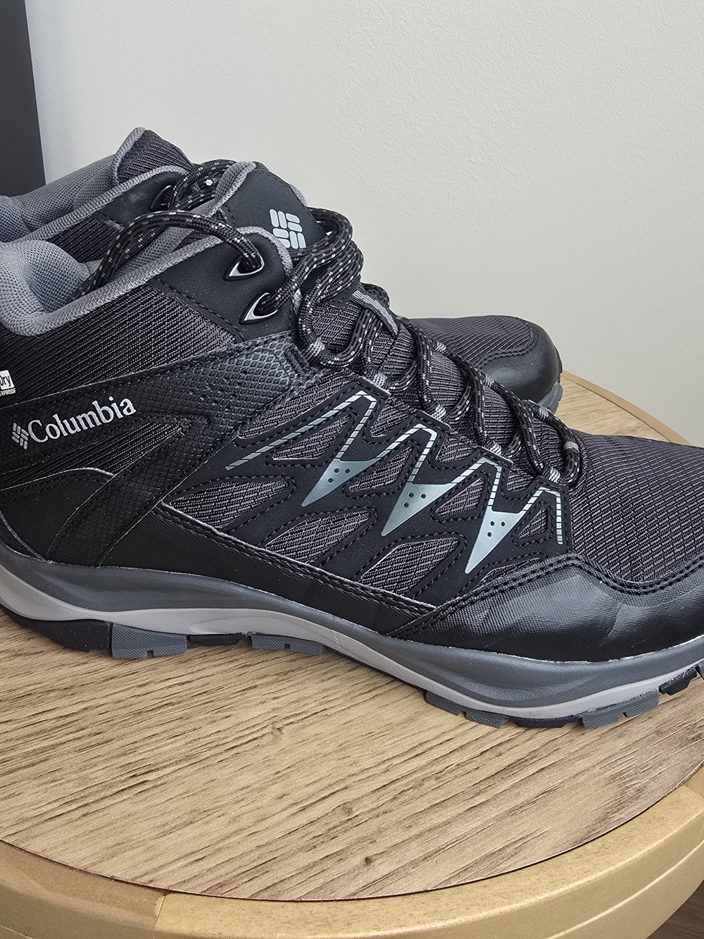 Columbia Men's Black and Gray Mid-Top Hiking Boots Size 8